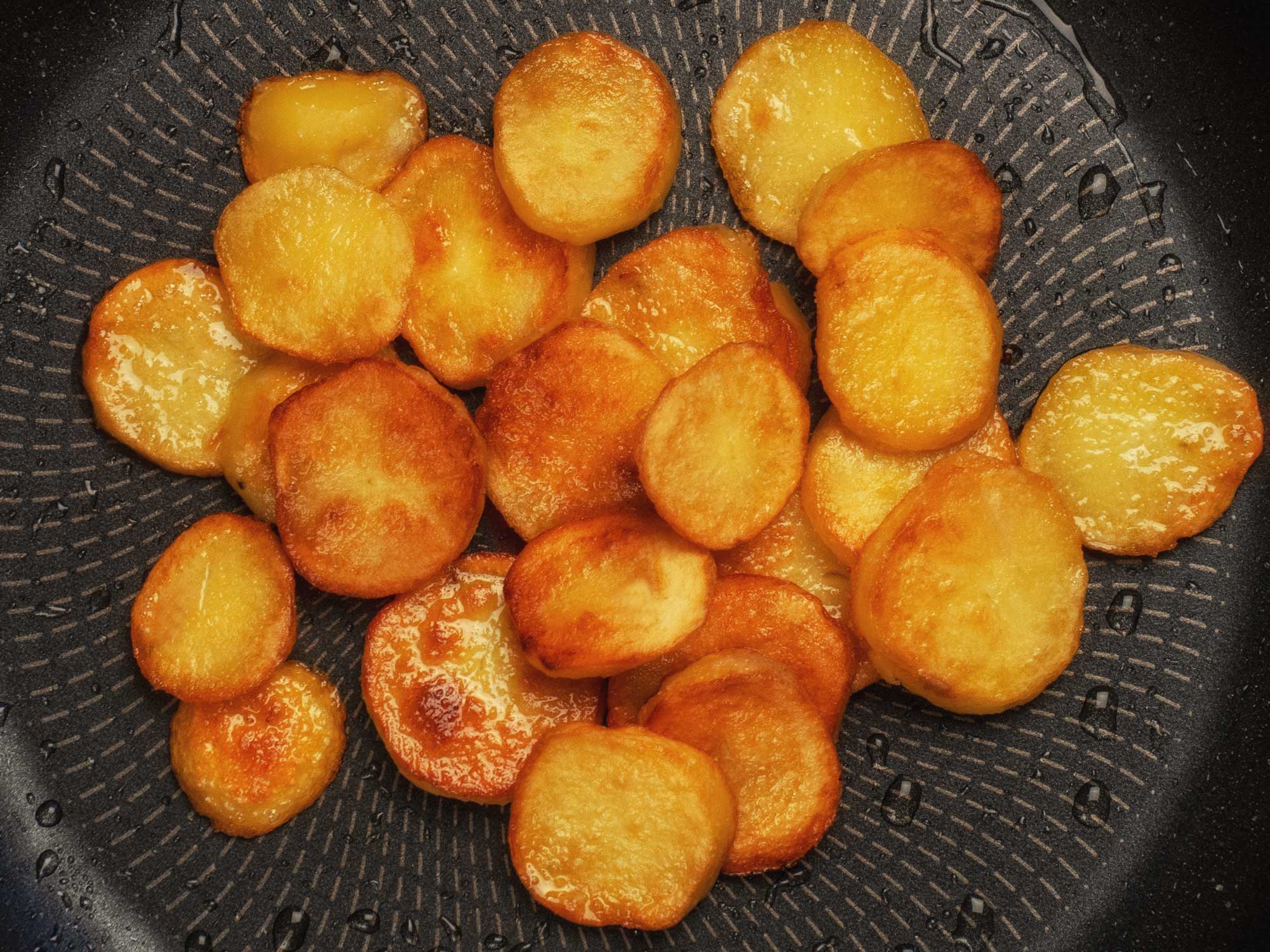 Wurstsalat mit Bratkartoffeln