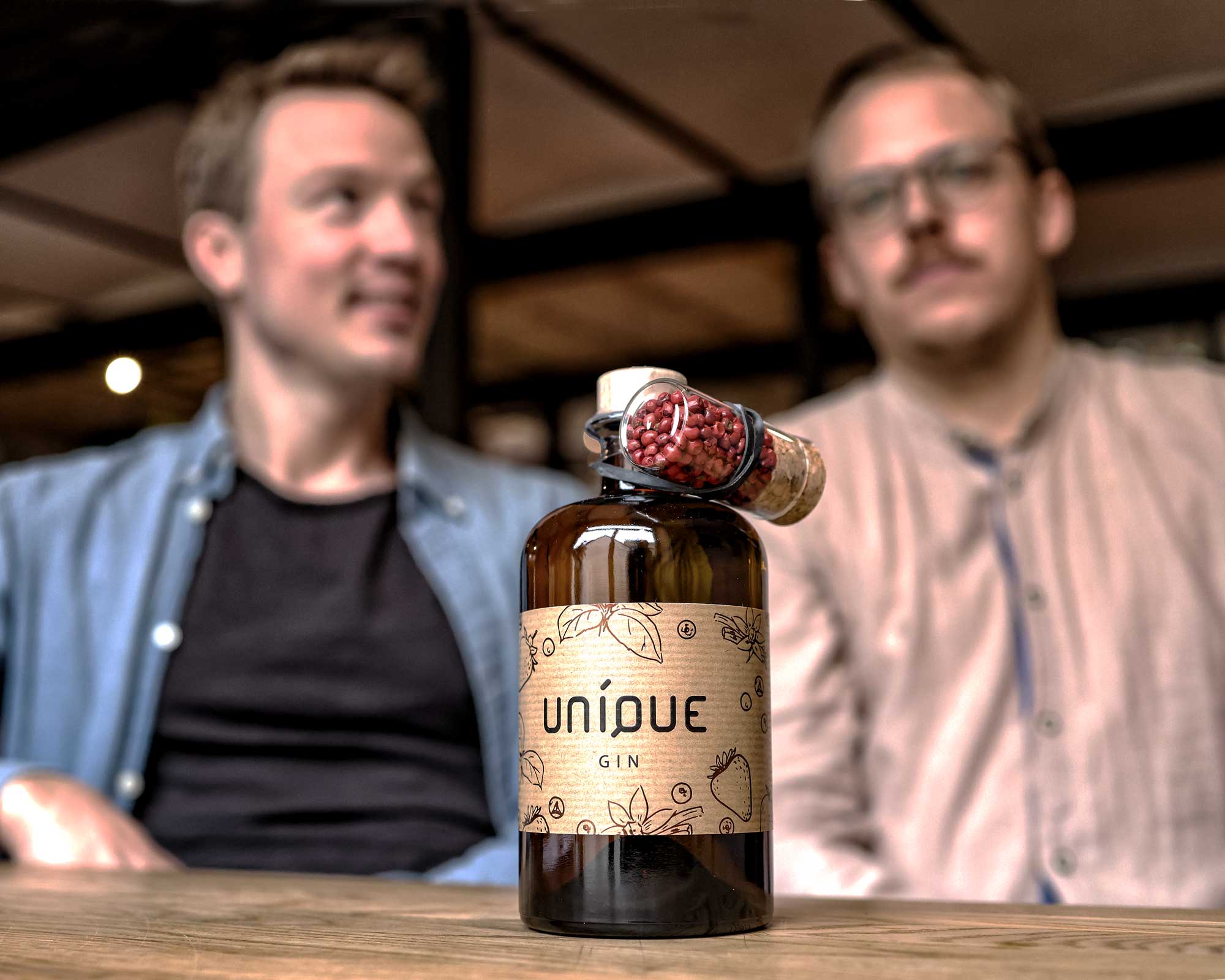 Gin_Unique-Gin_mit Erbeeren. Die Macher Andre Burkhard und Christoph Edel