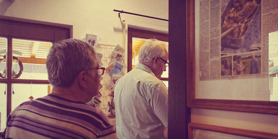 Kunden im Hoflädchen Ochsenschläger in Biblis-Wattenheim 