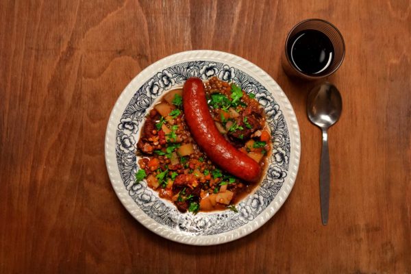 Rotwein-Linsensuppe mit Brägenwurst | Endlich! Gutes.